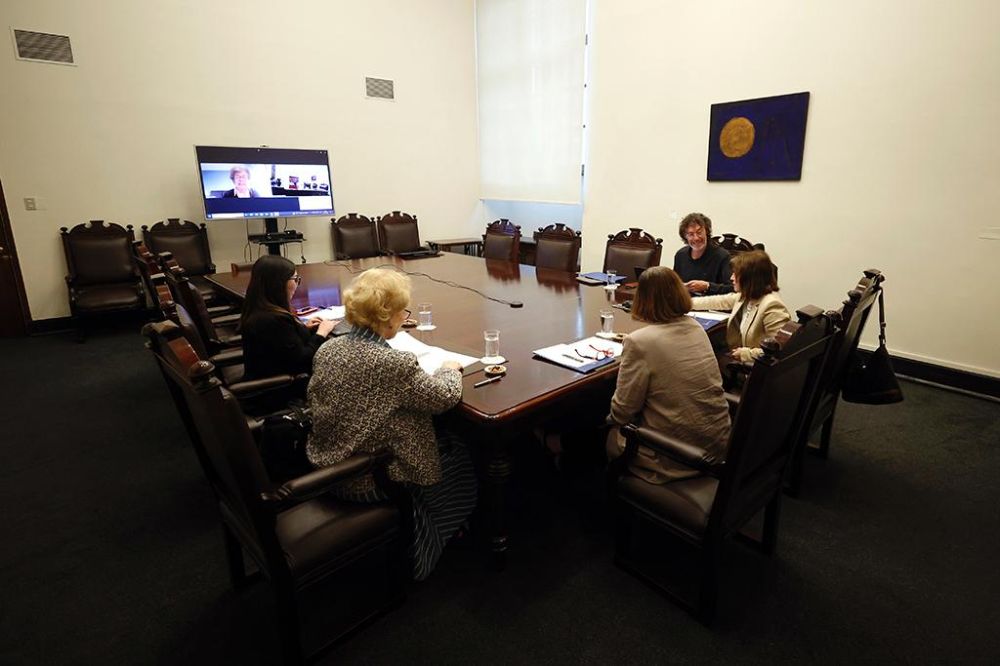 En la imagen podemos ver al jurado de la Medalla Rector Juvenal Hernández Jaque, de derecha a izquierda vemos a: Claudio Pastenes, Alejandra Mizala y Rosa Devés.